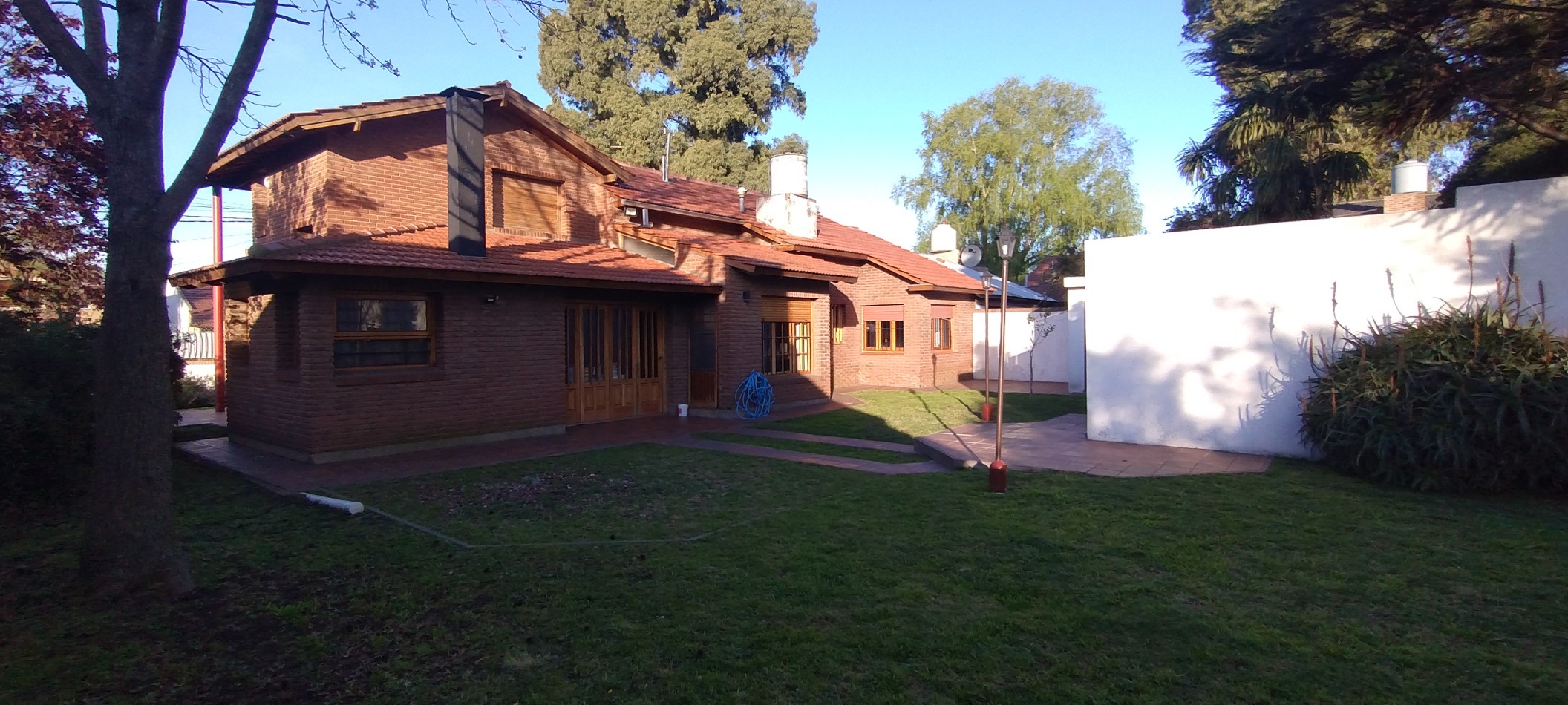 **GRAN CHALET CONFORTABLE ¡APTO CREDITO! SOBRE DOS TERRENOS EN COLINAS DE PERALTA RAMOS**