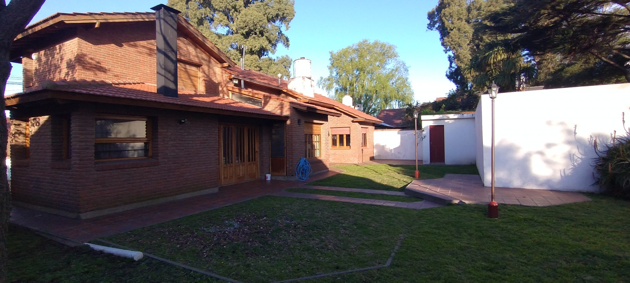 **GRAN CHALET CONFORTABLE ¡APTO CREDITO! SOBRE DOS TERRENOS EN COLINAS DE PERALTA RAMOS**