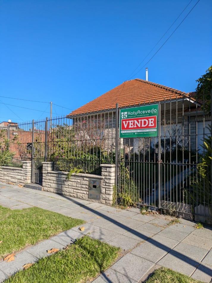 **CHALET 5 AMBIENTES EN BARRIO CERRITO**