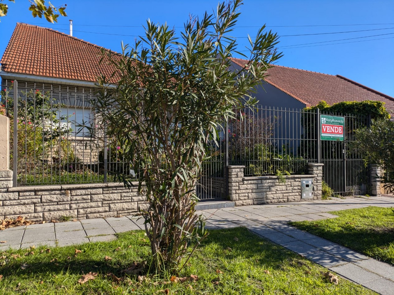 **CHALET 5 AMBIENTES EN BARRIO CERRITO**