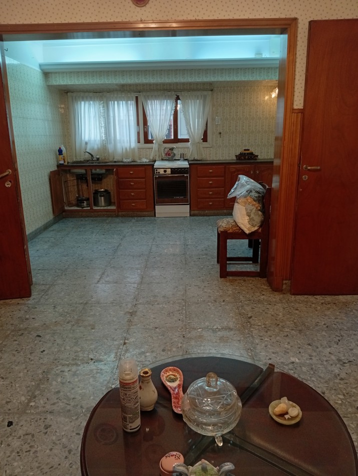 **CHALET 5 AMBIENTES EN BARRIO CERRITO**