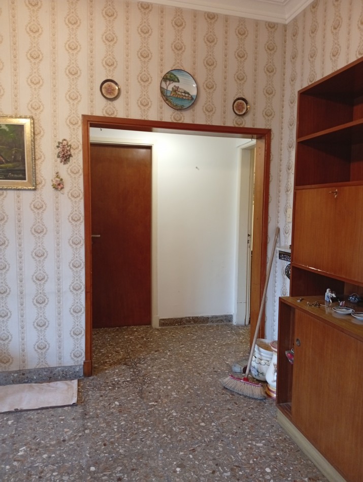 **CHALET 5 AMBIENTES EN BARRIO CERRITO**