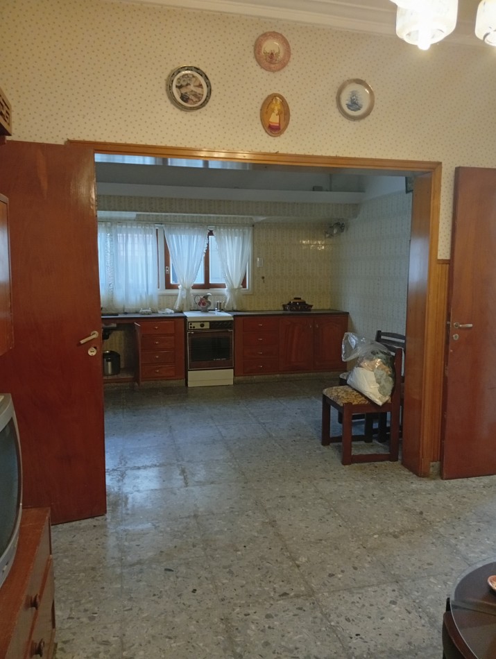**CHALET 5 AMBIENTES EN BARRIO CERRITO**