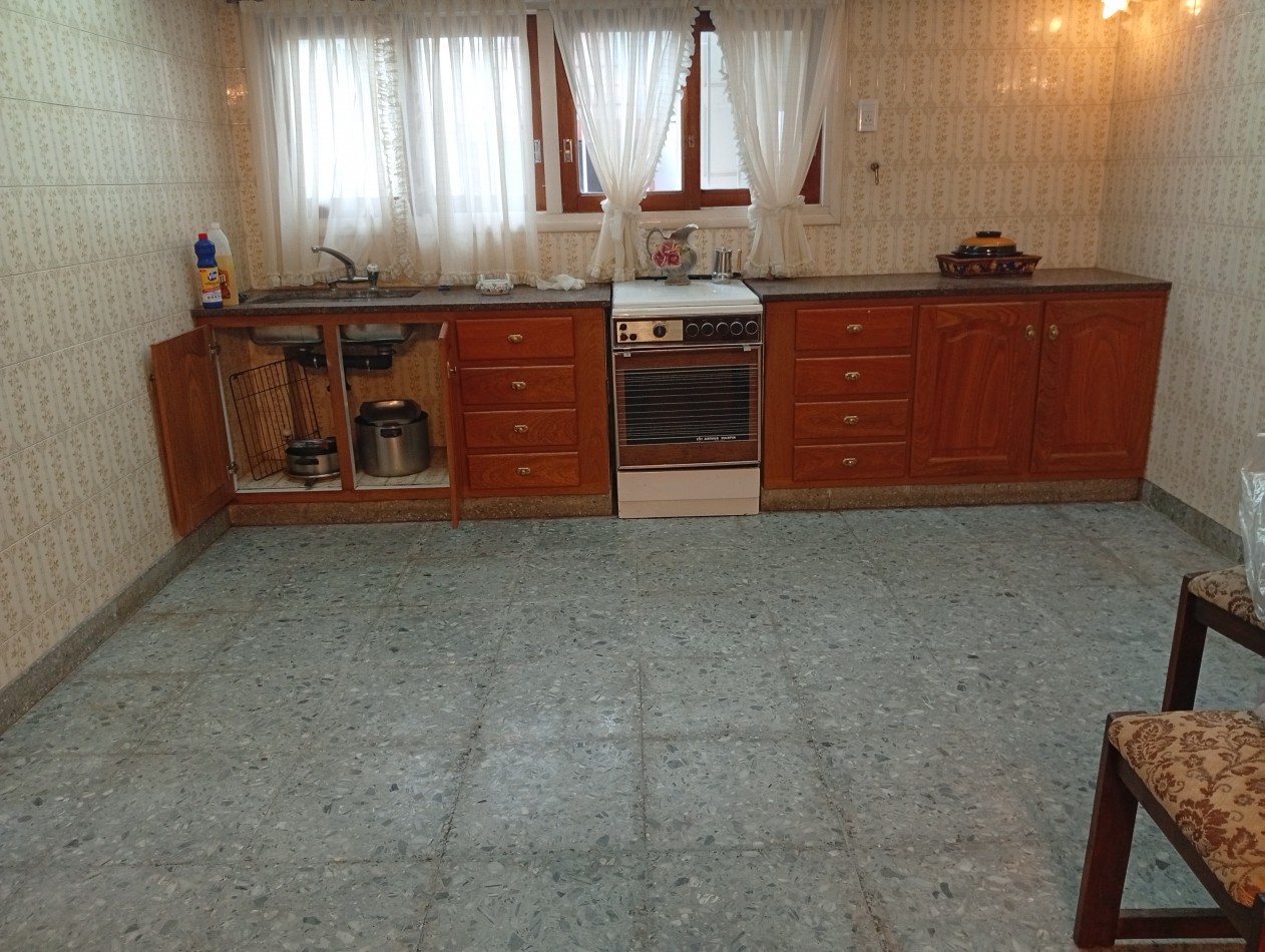 **CHALET 5 AMBIENTES EN BARRIO CERRITO**