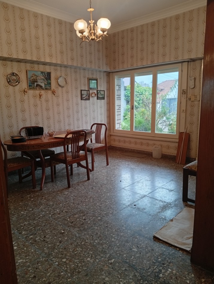 **CHALET 5 AMBIENTES EN BARRIO CERRITO**