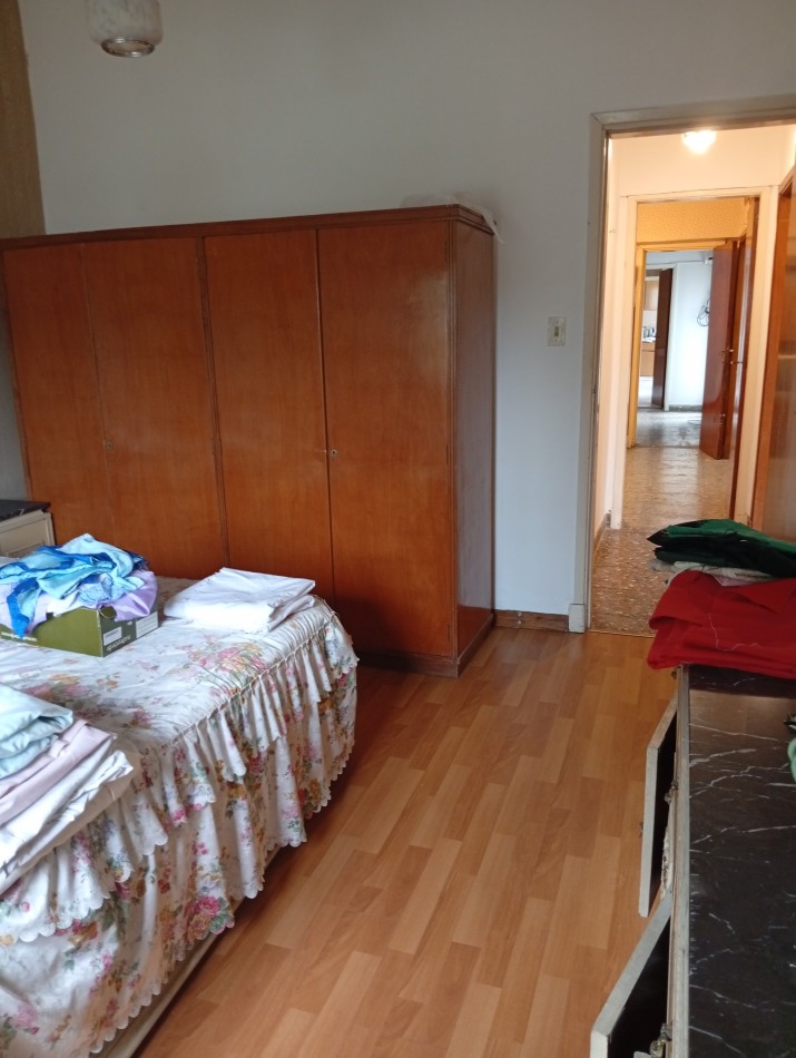 **CHALET 5 AMBIENTES EN BARRIO CERRITO**