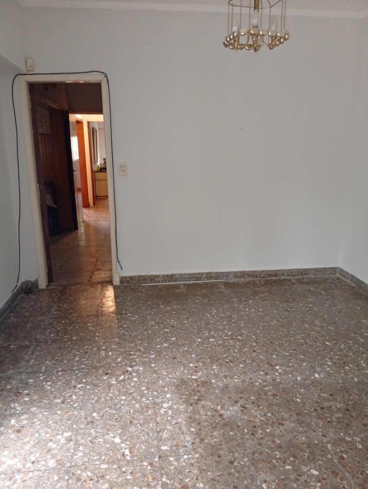 **CHALET 5 AMBIENTES EN BARRIO CERRITO**