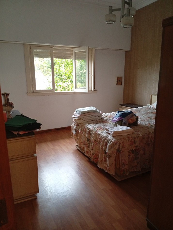 **CHALET 5 AMBIENTES EN BARRIO CERRITO**