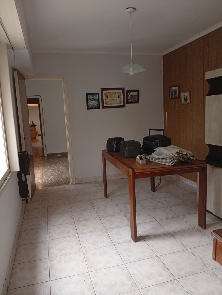 **CHALET 5 AMBIENTES EN BARRIO CERRITO**