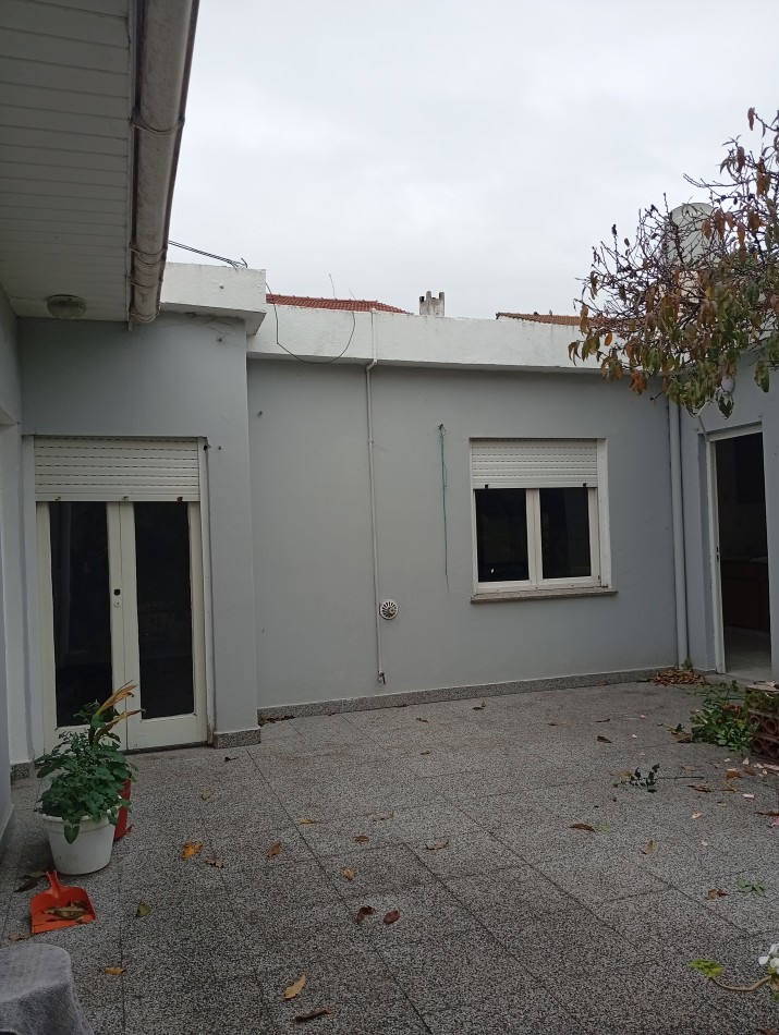 **CHALET 5 AMBIENTES EN BARRIO CERRITO**