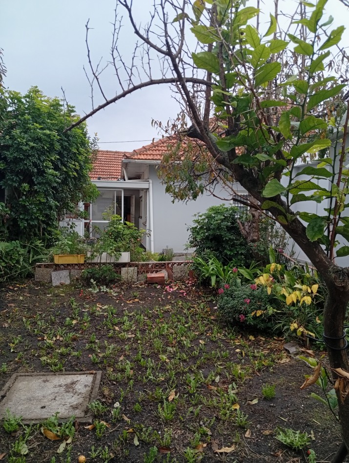 **CHALET 5 AMBIENTES EN BARRIO CERRITO**