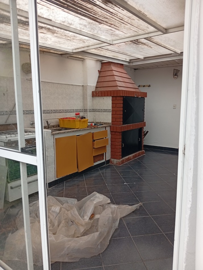 **CHALET 5 AMBIENTES EN BARRIO CERRITO**
