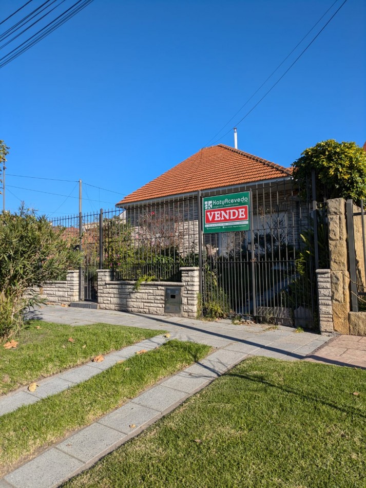 **CHALET 5 AMBIENTES EN BARRIO CERRITO**