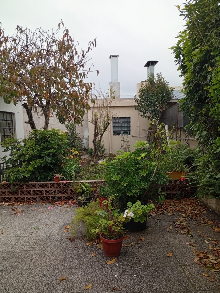 **CHALET 5 AMBIENTES EN BARRIO CERRITO**