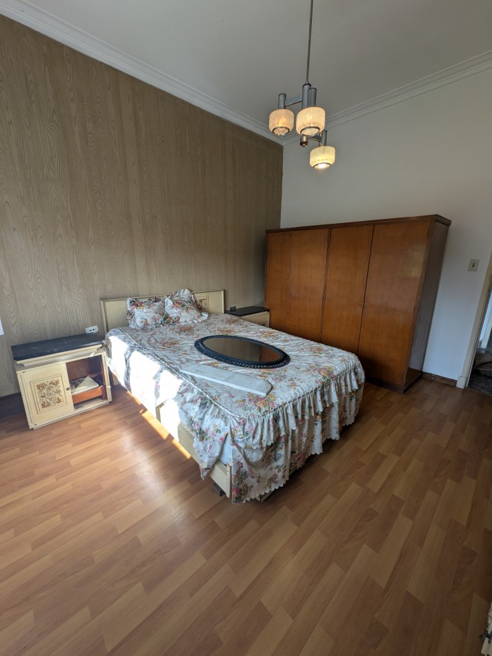 **CHALET 5 AMBIENTES EN BARRIO CERRITO**