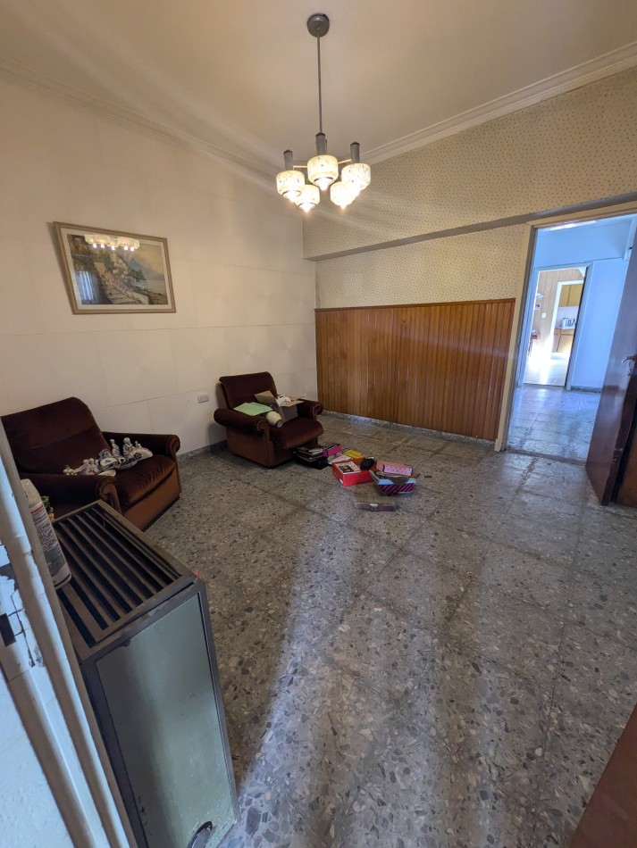 **CHALET 5 AMBIENTES EN BARRIO CERRITO**