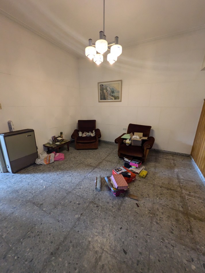**CHALET 5 AMBIENTES EN BARRIO CERRITO**