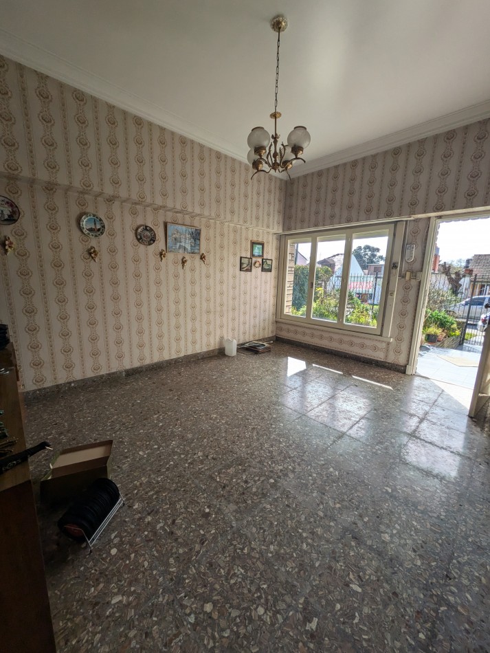 **CHALET 5 AMBIENTES EN BARRIO CERRITO**