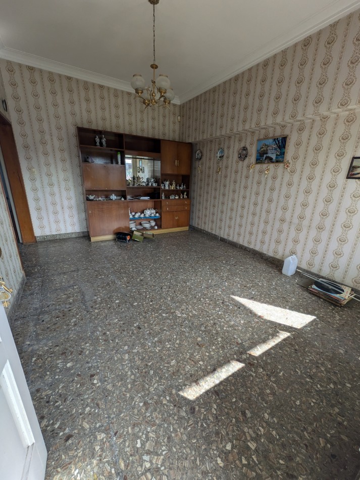 **CHALET 5 AMBIENTES EN BARRIO CERRITO**