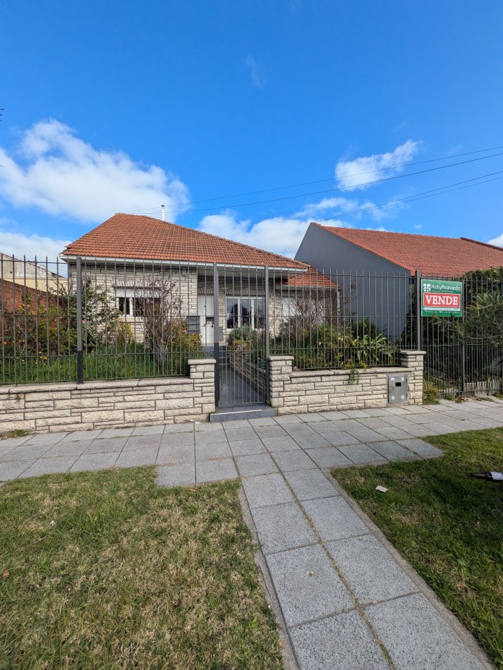 **CHALET 5 AMBIENTES EN BARRIO CERRITO**