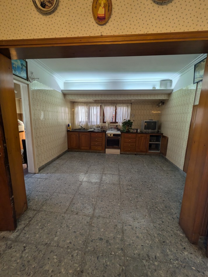 **CHALET 5 AMBIENTES EN BARRIO CERRITO**