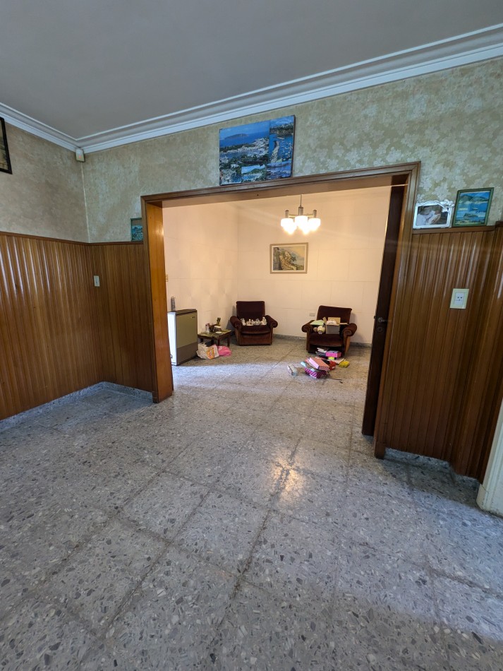 **CHALET 5 AMBIENTES EN BARRIO CERRITO**