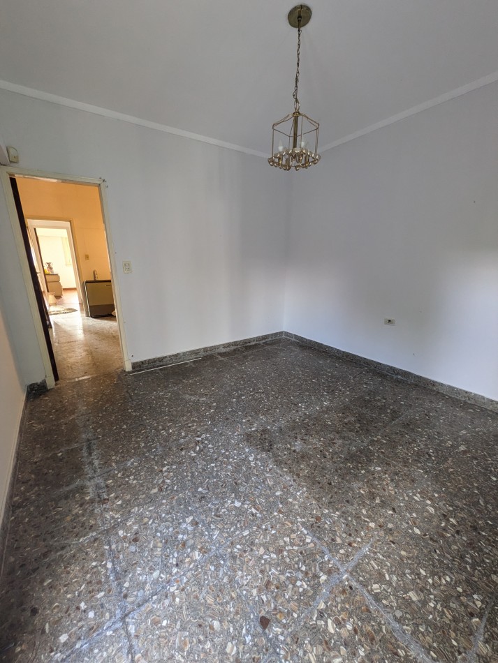 **CHALET 5 AMBIENTES EN BARRIO CERRITO**
