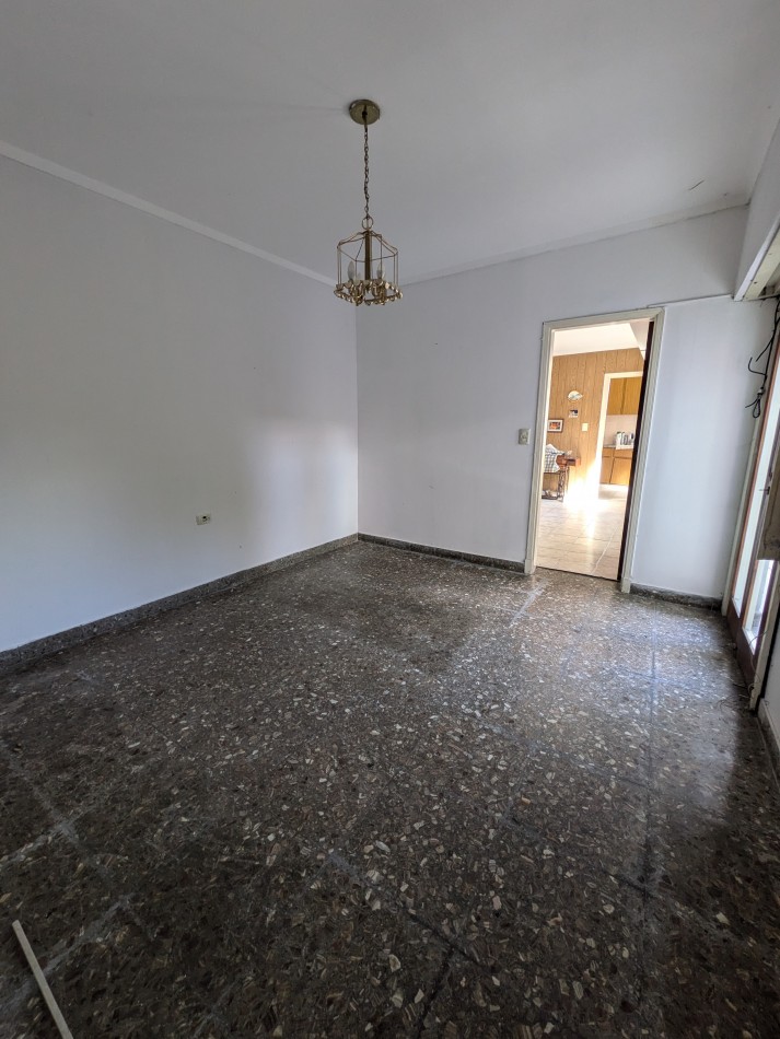 **CHALET 5 AMBIENTES EN BARRIO CERRITO**