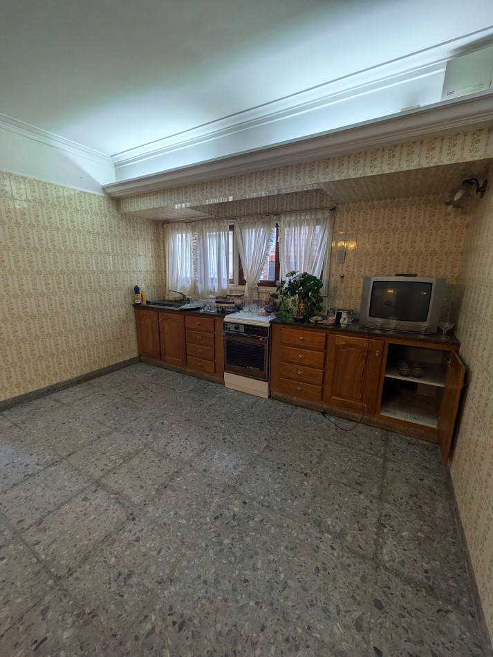 **CHALET 5 AMBIENTES EN BARRIO CERRITO**