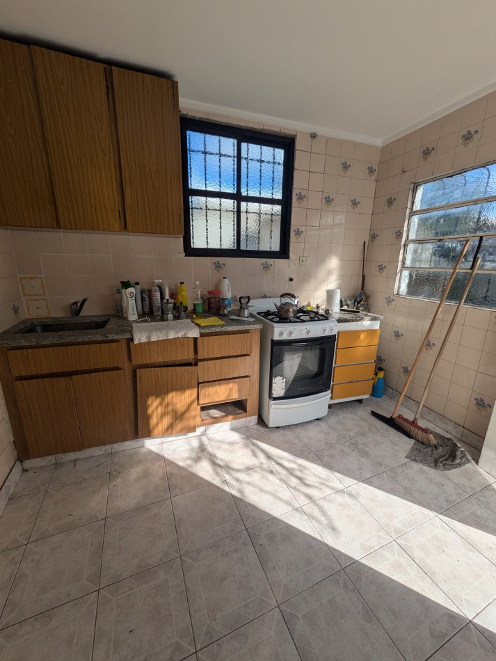 **CHALET 5 AMBIENTES EN BARRIO CERRITO**
