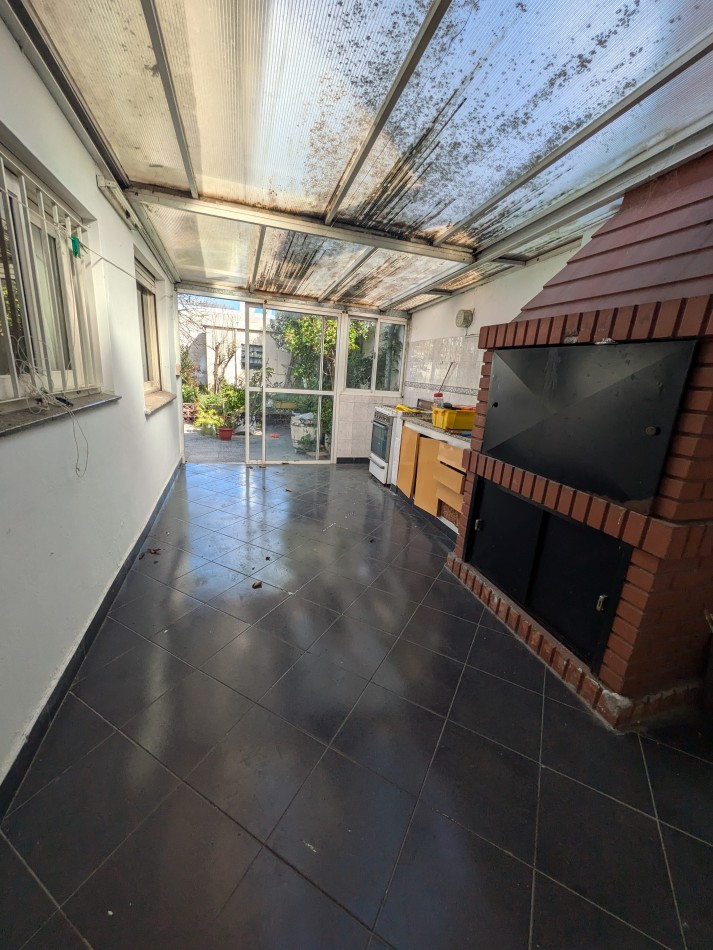 **CHALET 5 AMBIENTES EN BARRIO CERRITO**