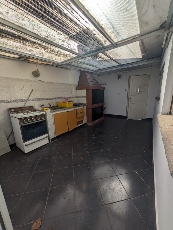 **CHALET 5 AMBIENTES EN BARRIO CERRITO**