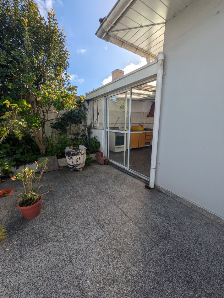 **CHALET 5 AMBIENTES EN BARRIO CERRITO**
