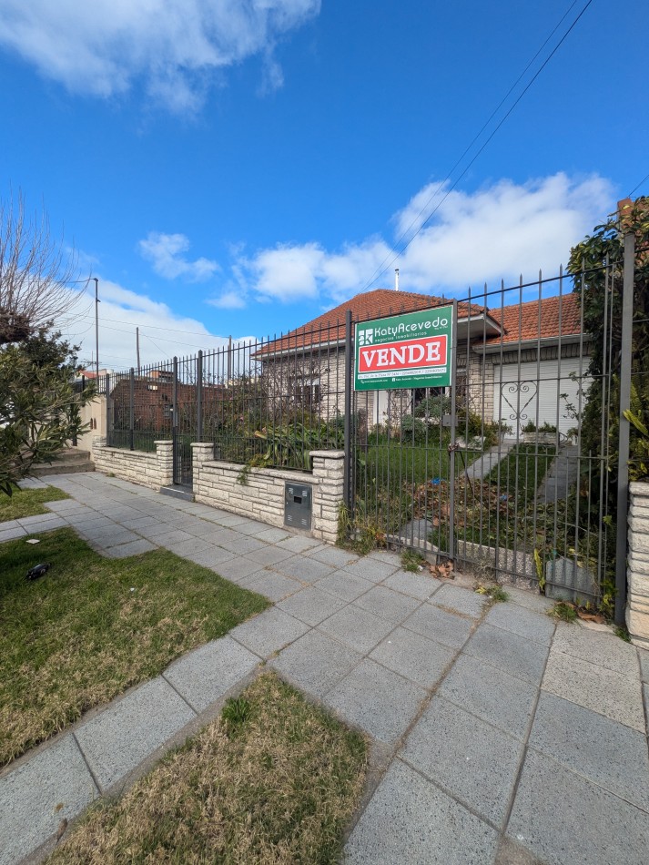 **CHALET 5 AMBIENTES EN BARRIO CERRITO**