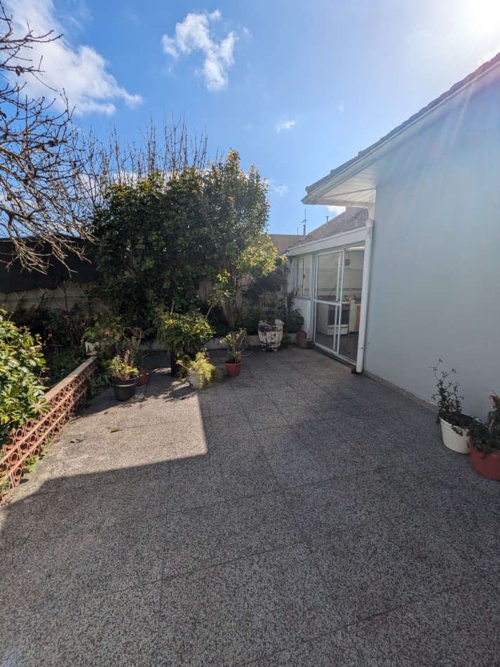 **CHALET 5 AMBIENTES EN BARRIO CERRITO**