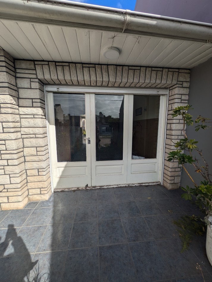 **CHALET 5 AMBIENTES EN BARRIO CERRITO**