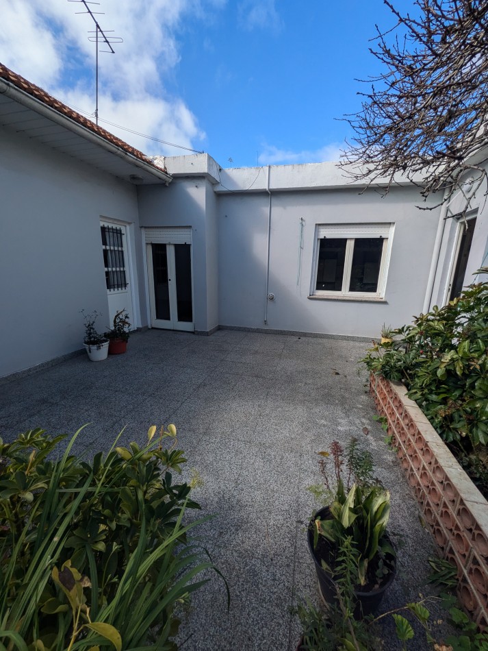 **CHALET 5 AMBIENTES EN BARRIO CERRITO**