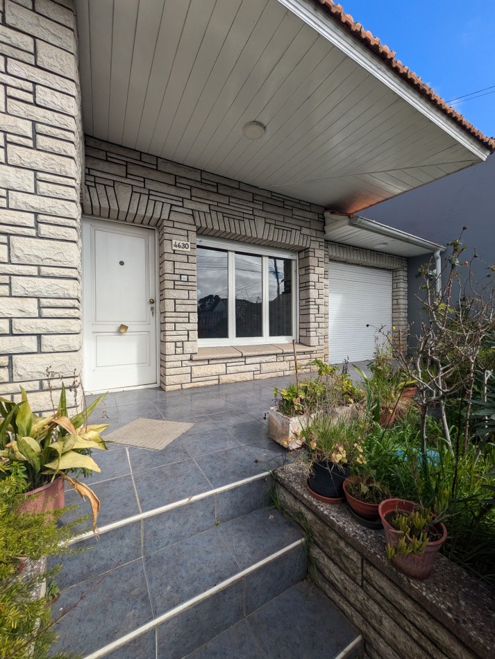 **CHALET 5 AMBIENTES EN BARRIO CERRITO**