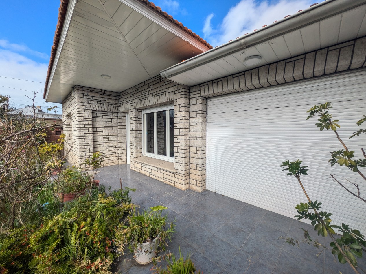 **CHALET 5 AMBIENTES EN BARRIO CERRITO**