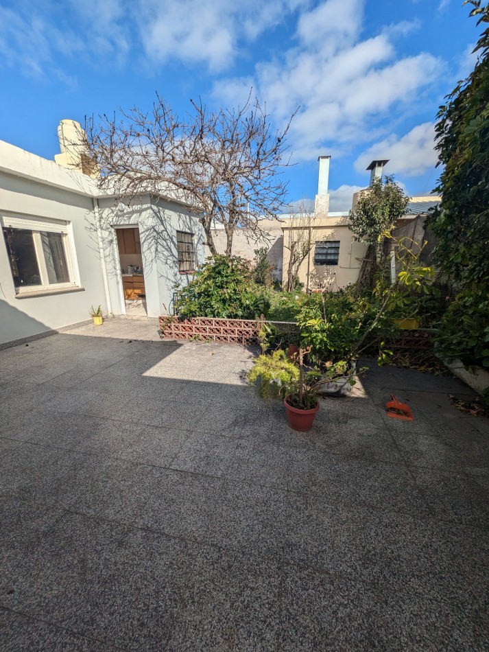 **CHALET 5 AMBIENTES EN BARRIO CERRITO**