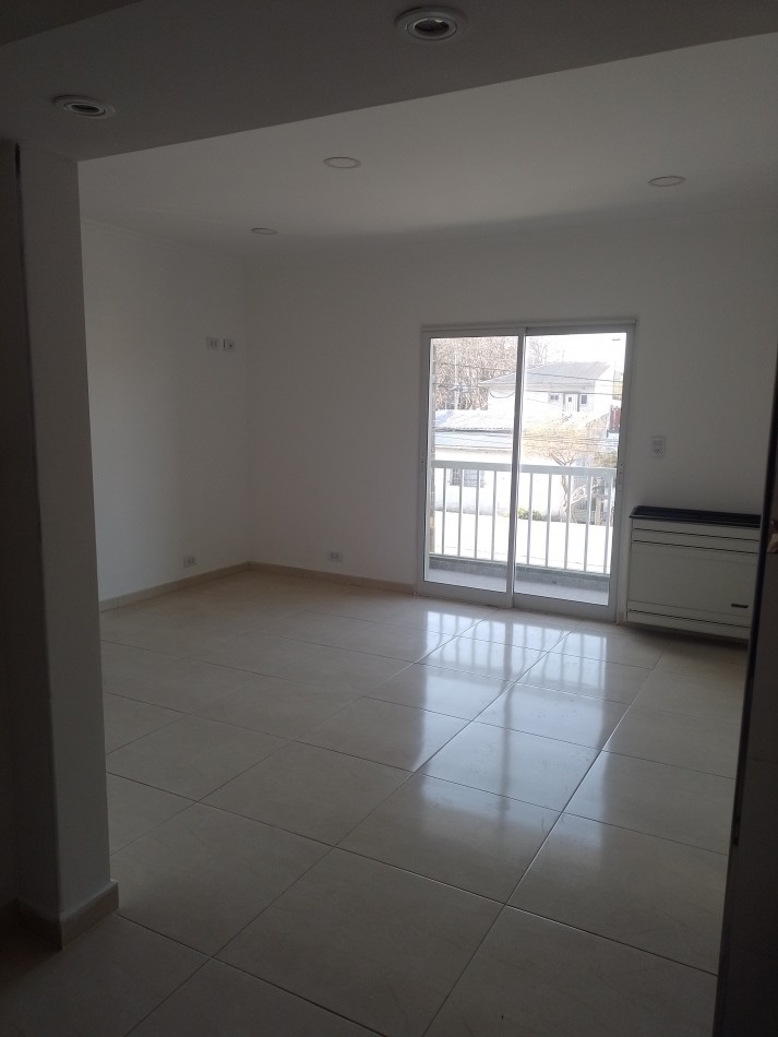 **ALQUILER 24 MESES / DEPARTAMENTO 3 AMBIENTES SEMINUEVO EN BARRIO LOURDES**