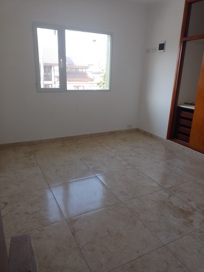 **ALQUILER 24 MESES / DEPARTAMENTO 3 AMBIENTES SEMINUEVO EN BARRIO LOURDES**
