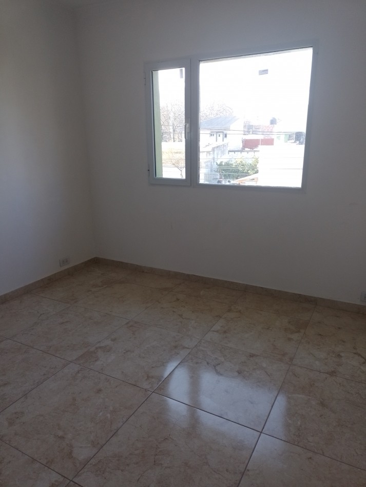 **ALQUILER 24 MESES / DEPARTAMENTO 3 AMBIENTES SEMINUEVO EN BARRIO LOURDES**