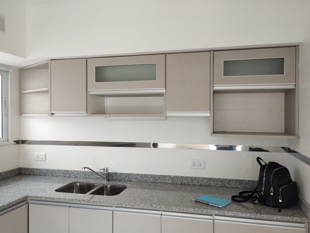 **ALQUILER 24 MESES / DEPARTAMENTO 3 AMBIENTES SEMINUEVO EN BARRIO LOURDES**