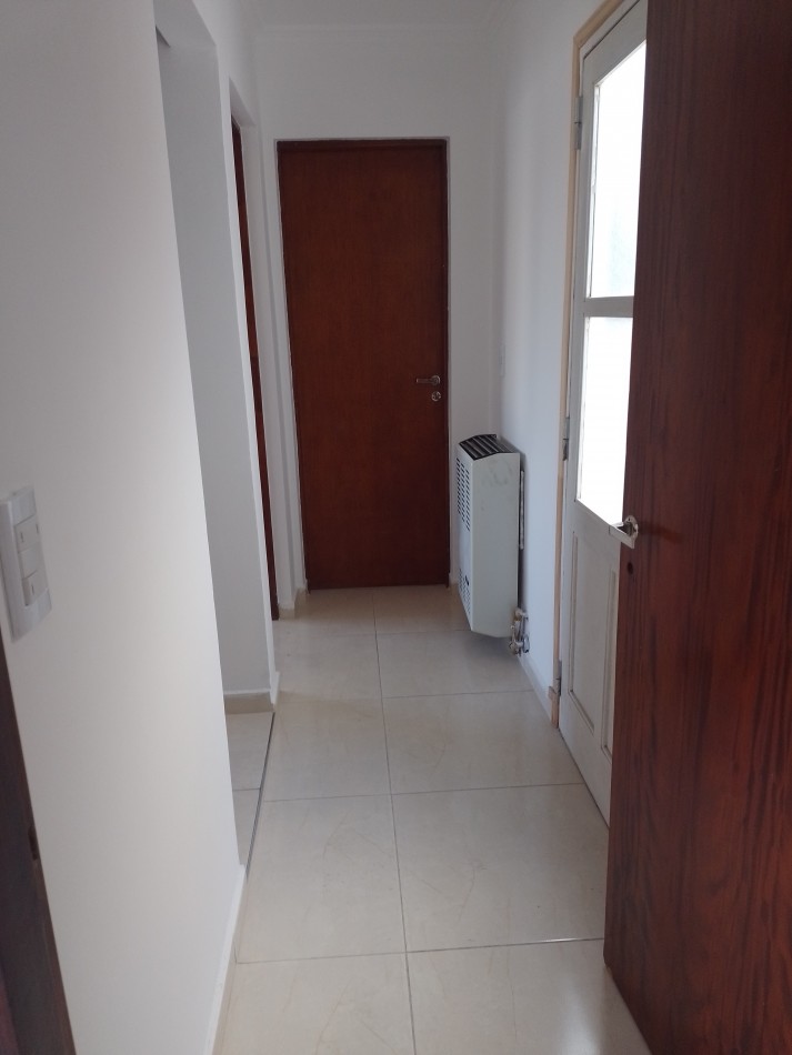 **ALQUILER 24 MESES / DEPARTAMENTO 3 AMBIENTES SEMINUEVO EN BARRIO LOURDES**