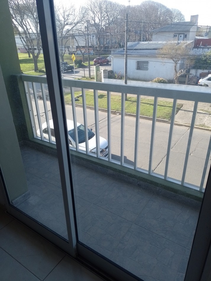 **ALQUILER 24 MESES / DEPARTAMENTO 3 AMBIENTES SEMINUEVO EN BARRIO LOURDES**