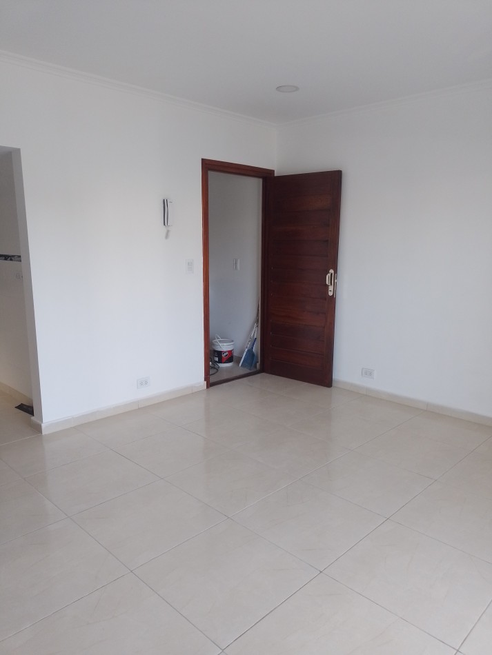 **ALQUILER 24 MESES / DEPARTAMENTO 3 AMBIENTES SEMINUEVO EN BARRIO LOURDES**