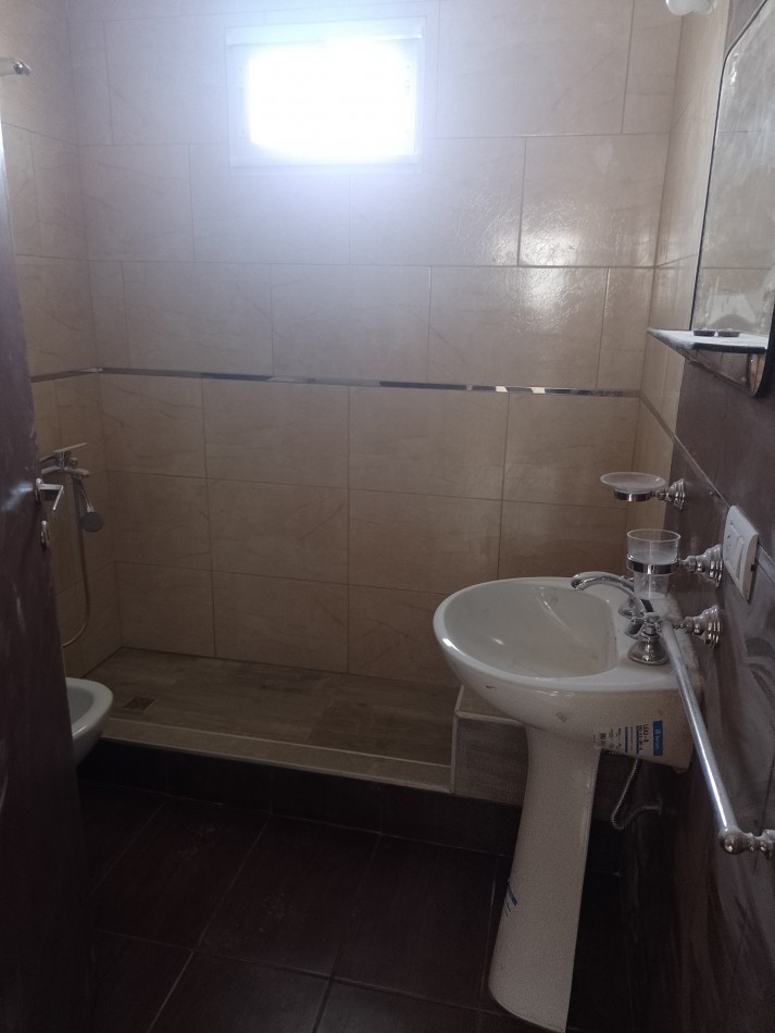 **ALQUILER 24 MESES / DEPARTAMENTO 3 AMBIENTES SEMINUEVO EN BARRIO LOURDES**
