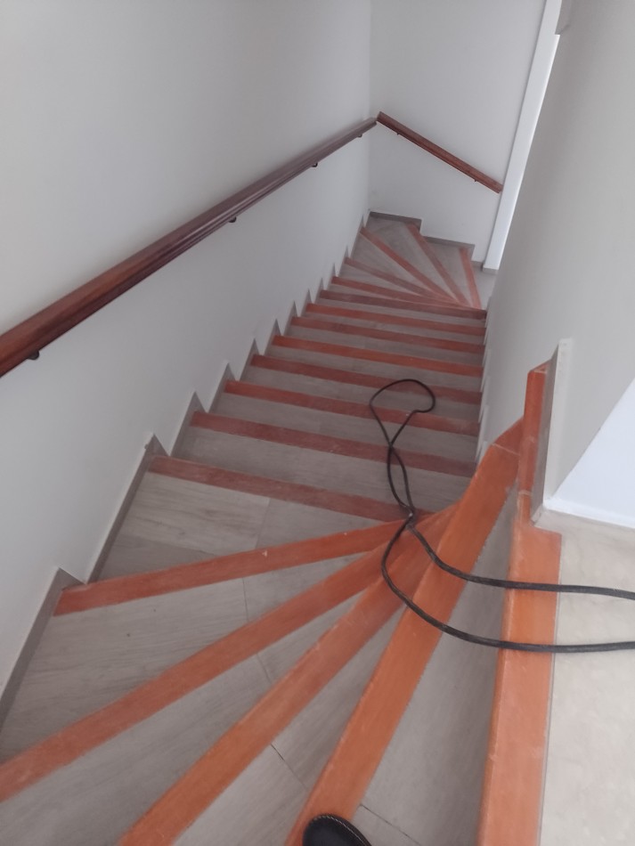 **ALQUILER 24 MESES / DEPARTAMENTO 3 AMBIENTES SEMINUEVO EN BARRIO LOURDES**