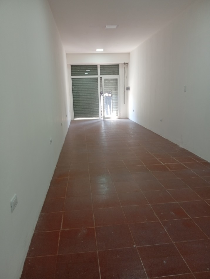 **LOCAL COMERCIAL EN ALQUILER EN BARRIO COLINAS DE PERALTA RAMOS - SOBRE AV. MARIO BRAVO**